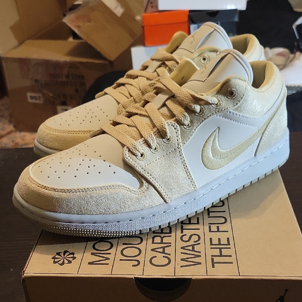 Jordan 1 Low SE "Team Gold" (Womens) Womens 10 Mens 8.5 NWT W/OG BOX - Picture 2 of 10